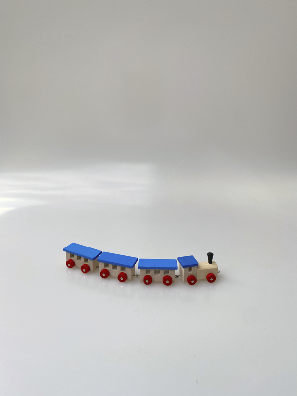 Spielzeugeisenbahn – Personenzug (blaues Dach)